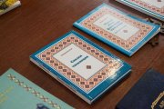 Фото 1 - В Доме Дружбы народов прошла выставка книг на челканском языке и мастер-класс по народной игре «Алтай шатра».